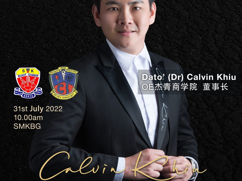 Dato Wira Calvin Khiu 身穿黑色西装并双手纽扣在OE全国巡回义讲海报里