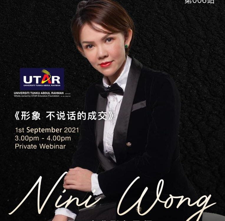 OE企业讲师Nini Wong 在OE全国巡回义讲海报里身穿黑色西装面带微笑